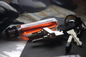 Chiave spezzata nella serratura con goccia di attak sulla parte visibile per estrarla.