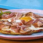 Pizza in padella croccante, appena sfornata, con ingredienti freschi e doratura perfetta.