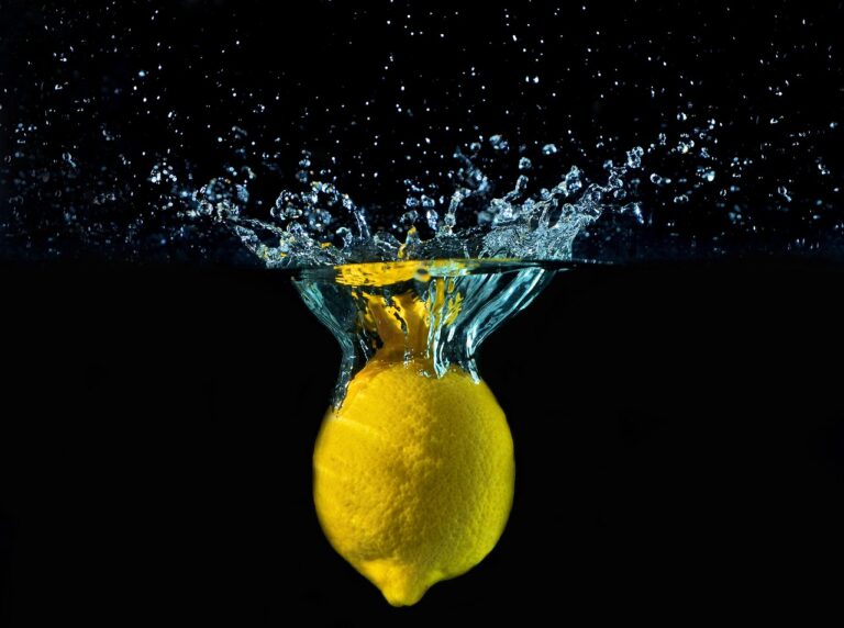 Frutta fresca immersa in acqua e limone, pronta per essere conservata in frigo.