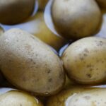 Patate al forno croccanti, dorate e croccanti, pronte da servire in un piatto.