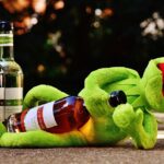 Pelle arrossita dopo il consumo di alcol, indicativa di una carenza enzimatica.