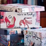 Organizer fai da te realizzato con scatole di scarpe colorate per un'ottimizzazione dello spazio in dispensa.