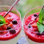 Dolce al cucchiaio senza zucchero e latticini, decorato con frutta fresca e spuma leggera.