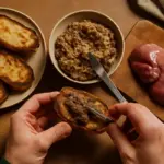 Come si fanno i crostini toscani autentici? Il passaggio cruciale che non puoi saltare