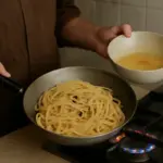 Perché la cottura degli spaghetti alla carbonara va fatta lontano dal fuoco? Il motivo che evita la frittata